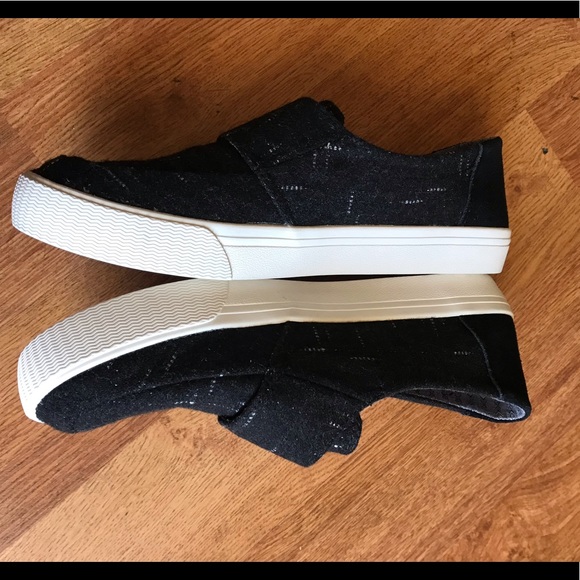 TOMS - Picture 3 of 7